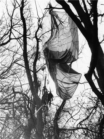 Einige hundert Meter von der Absturzstelle am Eickenspecken entfernt landete der überlebende Pilot mit seinem Fallschirm in einem Baum.