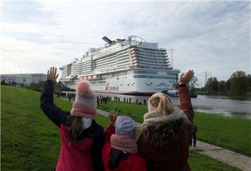 Einige Hundert Schaulustige säumten den Emsdeich, um der "Carnival Jubilee" zu winken.