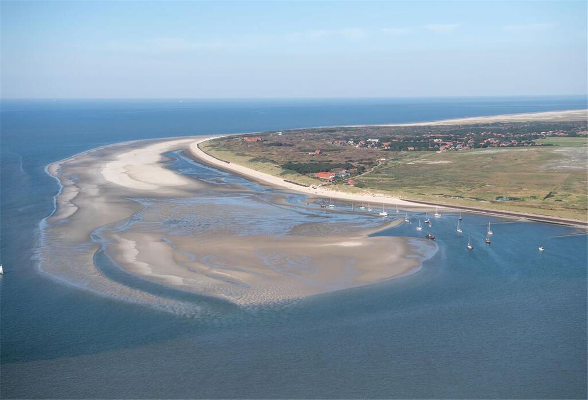 Klima-Alarm: Unsere Nordsee-Inseln versinken Die ostfriesische Insel Spiekeroog. Von einem Fischkutter aus sollen drei Männer vor der ostfriesischen Insel Spiekeroog versucht haben, in der Nordsee schwimmendes Kokain einzusammeln, um es dann für den Weiterverkauf an Land zu bringen. (zu dpa: «Drogendeal auf hoher See? Prozess gegen mutmaßliche Händler»)