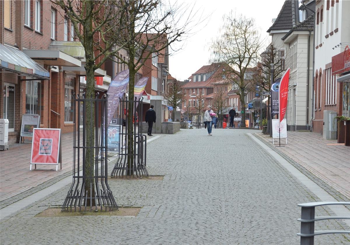 Einige Läden geöffnet, andere geschlossen: Die Zevener Fußgängerzone gab am Dienstag ein uneinheitliches Bild ab.