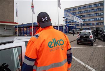 Mitarbeiter am Hafentor mit Jacke, die die Aufschrift "Elko" trägt