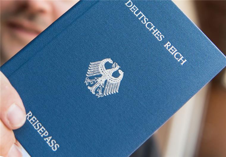 "Reichsbürger" nerven Behörden in der Wesermarsch Einige Reichsbürger gehen so weit, dass sie sich eigene Ausweisdokumente ausstellen.