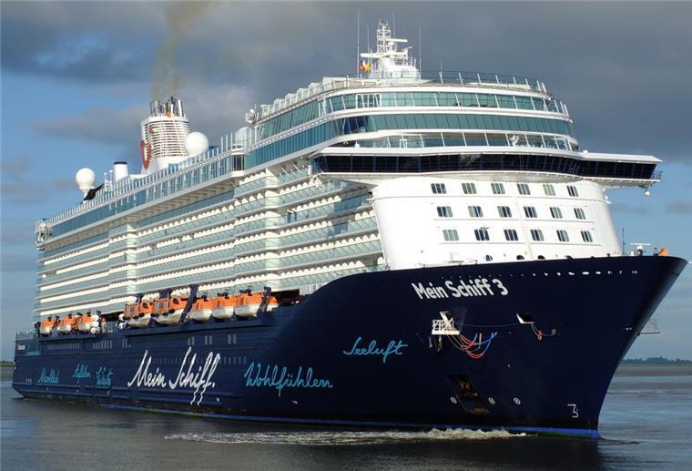 Mein Schiff: Von diesen Souvenirs sollten Urlauber die Finger lassen! Die Mein Schiff 3 fährt auf dem Wasser. Urlauber sollten aufpassen, denn einige Souvenirs sind auf diesem Kreuzfahrtschiff verboten.