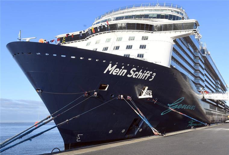Diese Souvenirs solltet ihr bei einer Kreuzfahrt auf keinen Fall mitnehmen Die Mein Schiff 3 liegt in Bremerhaven. Einige Souvenirs sollten definitiv nicht mit an Bord von Kreuzfahrtschiffen gebracht werden.