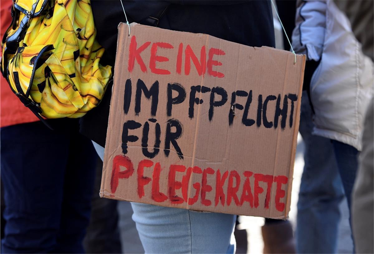 Einige tausend Demonstranten protestieren gegen die Coronamaßnahmen der Bundes- und Landesregierung.