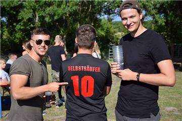 Einige Teams entwerfen extra für das Beerpong-Turnier eigene Trikots.