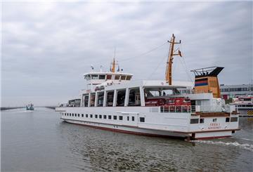 Die Fähre "MS Frisia I" verlässt den Hafen auf dem Weg nach Norderney.