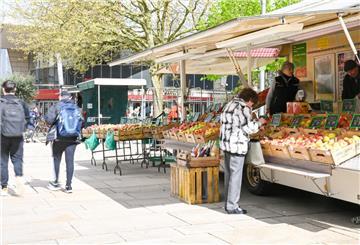 Einkaufen auf dem Wochenmarkt in der Innenstadt. Das Angebot ist vielen Menschen wichtig.