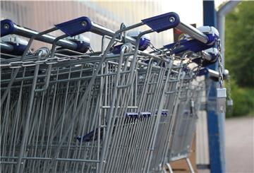 Einkaufskörbe stehen vor einem Supermarkt: In der Gunst um die Kunden liefern sich die großen Supermarktketten oft erbitterte Kämpfe. In Tarmstedt erschwert Rewe durch einen Grundstückskauf die Expansion des Edeka-Marktes.