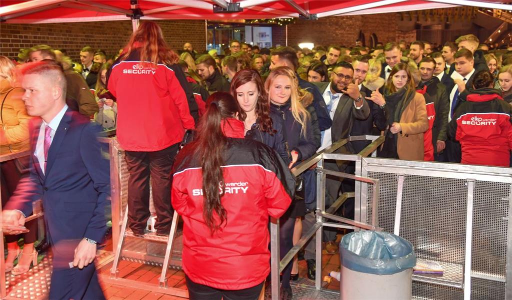 Einlasskontrolle beim Weihnachtszauber in der Bremerhavener Stadthalle. Foto: Sc...