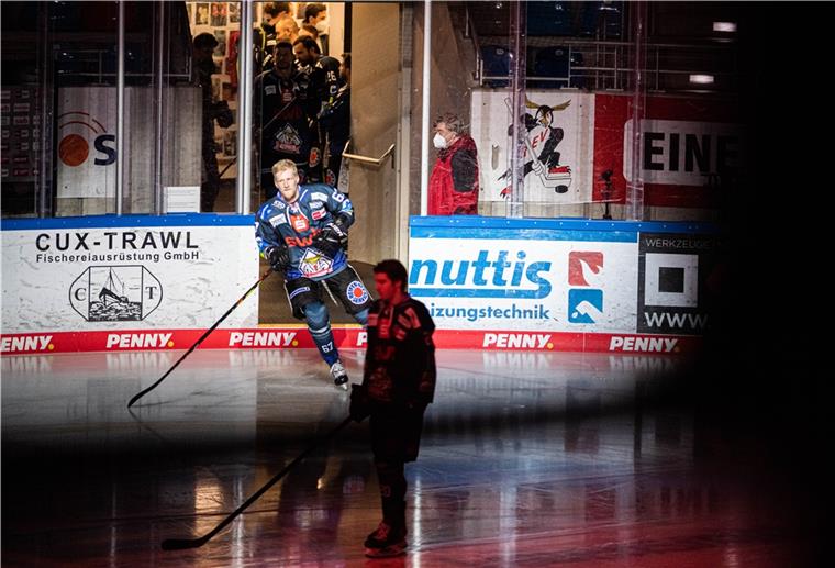 Einlauf der Pinguins-Spieler in die Eisarena. Heimspiele ohne Zuschauer verursachen nur Kosten, bringen aber nichts ein.