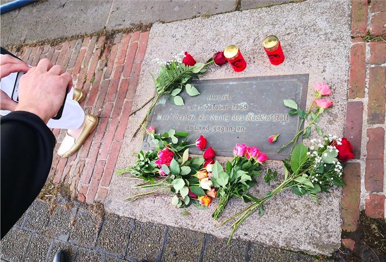 Elvis-Fans haben Zuschauer „von oben“ Einmal dort stehen, wo Elvis an Land ging: Elvis-Fans an der Columbuskaje. Foto: Wessolowski