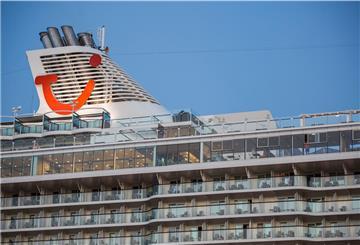 Ein Kreuzfahrttschiff liegt an der Kaje.