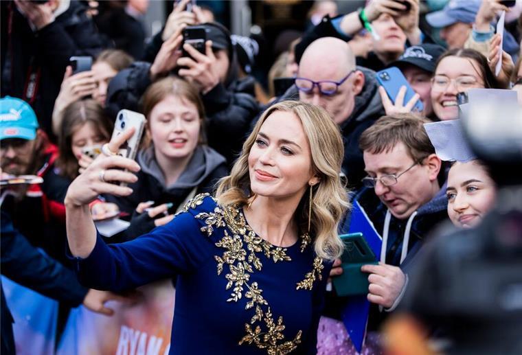 Einmal lächeln: Emily Blunt macht mit Fans Fotos.