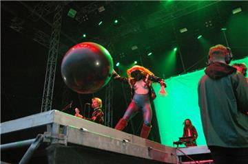 Einmal mehr eine ebenso schrille wie bunte Show lieferten Bonaparte.