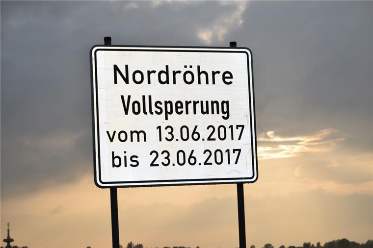Eins der vielen Schilder an der B437 in Richtung zum Wesertunnel. Vom 13. bis 23. Juni gucken Autofahrer vom Landkreis Cuxhaven aus in die Röhre.