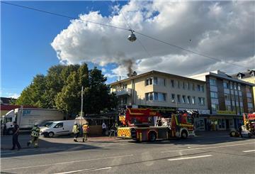 Ein Schornstein brennt in der Hafenstraße Bremerhaven.
