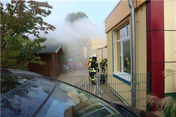 Einsatz an der Kita Mittelfeldweg in Geestland: Die Kinder schauen gespannt zu.