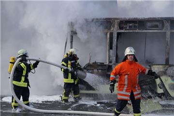 Einsatz für die Feuerwehr Elsfleth: Sie rückte einem brennenden Bus erst mit Wasser, dann mit Schaum zu Leibe.