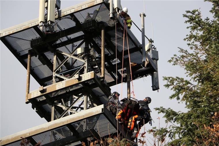 Einsatz für die Höhenretter: Auf einem Funkturm in Bexhövede ist ein Arbeiter zusammengebrochen. Für den Mann kam jede Hilfe zu spät.