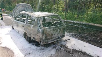 Einsatz für Polizei und Feuerwehr auf der A27 bei Nordholz. Ein Auto ist ausgebrannt.