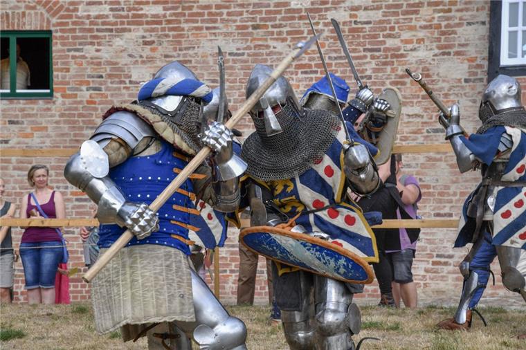 Die schönsten Fotos vom Mittelalterfest in Bad Bederkesa Einsatz im Schaukampf: Die Ritter von "Ramstäk Frisia" lieferten sich mit den "Nassauer Löwen" aus Hessen beim Mittelalterfest in Bad Bederkesa heftige Gefechte.