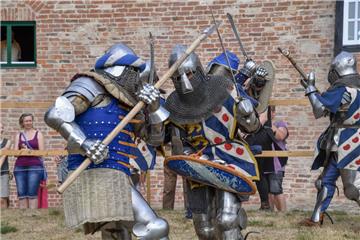 Einsatz im Schaukampf: Die Ritter von "Ramstäk Frisia" lieferten sich mit den "Nassauer Löwen" aus Hessen beim Mittelalterfest in Bad Bederkesa heftige Gefechte.