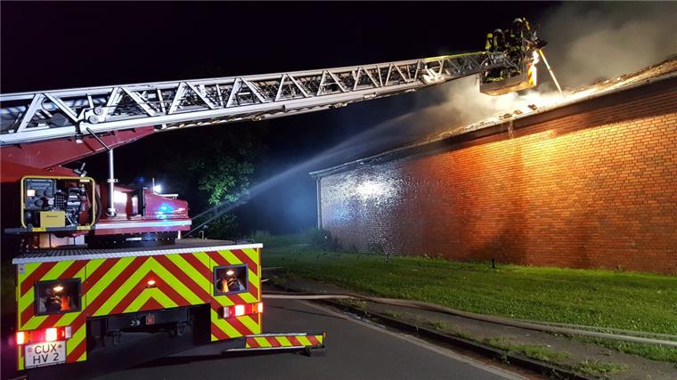 Einsatz in der Nacht: Die Feuerwehr hat alle Hände voll zu tun, die Flammen unter Kontrolle zu bekommen, die da in einer Scheune an der Dorfstraße-Ost in den Himmel schlagen.