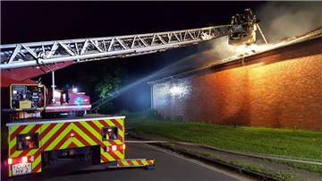 Einsatz in der Nacht: Die Feuerwehr hat alle Hände voll zu tun, die Flammen unter Kontrolle zu bekommen, die da in einer Scheune an der Dorfstraße-Ost in den Himmel schlagen.
