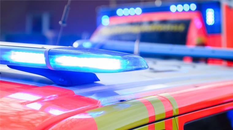 Messerangriff? Mann mit Stichverletzungen auf Parkbank in Bremerhaven entdeckt Blaulichter leuchten an einer Einsatzstelle auf einem Notarzt-Fahrzeug und einem Rettungswagen.