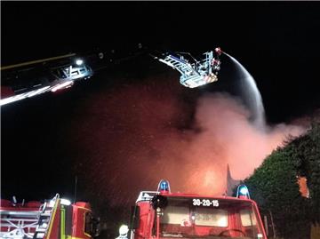 Einsatz in luftiger Höhe gegen die Flammen. 