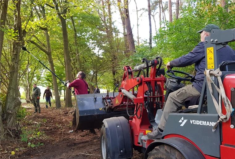Alter Wanderweg in Albstedt wieder neu Einsatz mit Hoflader: Günther Mehrtens, Stephan Sawatzki und Benjamin Schorling schneiden den Weg wieder frei.