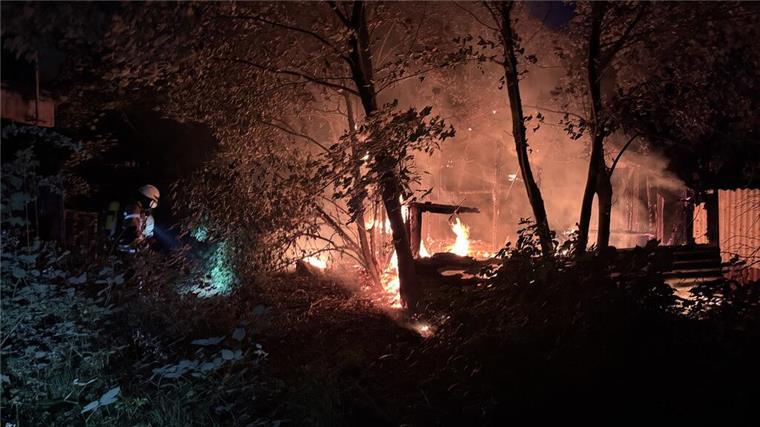 Nächtlicher Feuerwehreinsatz: Nerzfarm bei Loxstedt in Brand Einsatz mitten in der Nacht: Lichterloh brannte ein Gebäudeteil der alten Nerzfarm bei Loxstedt. Feuerwehrkräfte verhinderten eine Ausbreitung des Feuers.