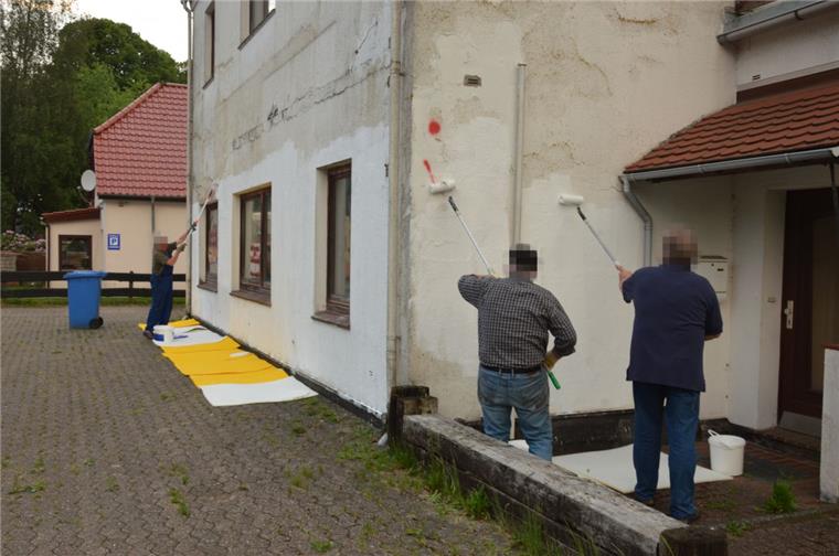 Einsatz zu später Stunde: Auch die Zeichnungen von männlichen Geschlechtsteilen an der Hausfassade waren rasch überstrichen.