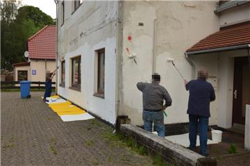 Einsatz zu später Stunde: Auch die Zeichnungen von männlichen Geschlechtsteilen an der Hausfassade waren rasch überstrichen.