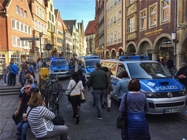 Einsatzfahrzeuge der Polizei stehen in der Innenstadt. In Münster sind heute mehrere Menschen gestorben, als ein Auto in eine Menschenmenge fuhr.