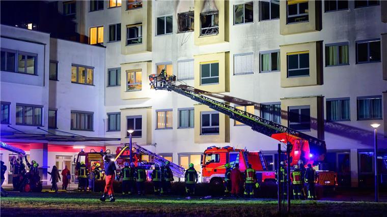 Einsatzkräfte arbeiten beim Brand im Krankenhaus.