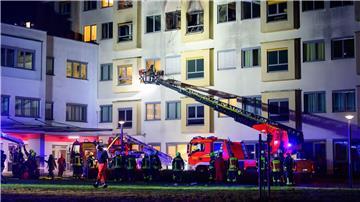 Einsatzkräfte arbeiten beim Brand im Krankenhaus.