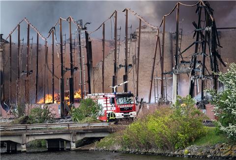 Einsatzkräfte beim Löschen des Großbrandes im Industriehafen im Stadtteil Gröpelingen.