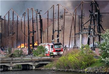 Einsatzkräfte beim Löschen des Großbrandes im Industriehafen im Stadtteil Gröpelingen.