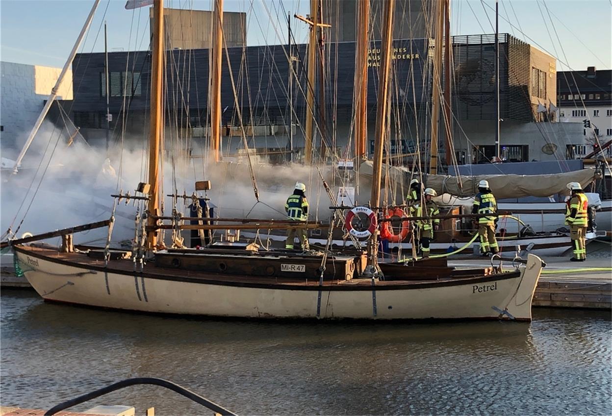 Einsatzkräfte bekämpfen den Brand an Bord der „Enchantress II“.