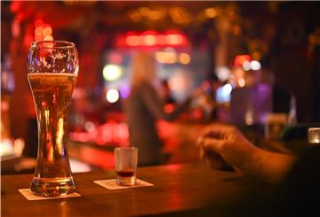 Einsatzkräfte der Bremer Polizei haben am Freitagabend in Bremen-Blumenthal eine Gaststätte geschlossen. Im Schankraum hielten sich mehrere Personen auf und tranken Alkohol.