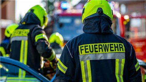 Einsatzkräfte der Feuerwehr bei einem Übungseinsatz.