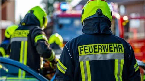 Einsatzkräfte der Feuerwehr bei einem Übungseinsatz.
