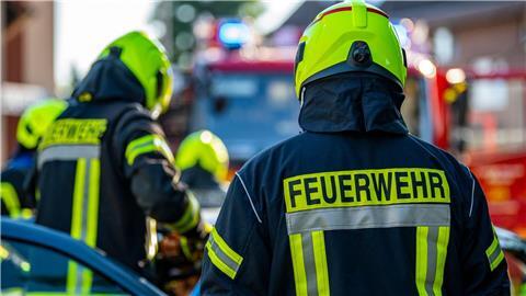 Einsatzkräfte der Feuerwehr bei einem Übungseinsatz.