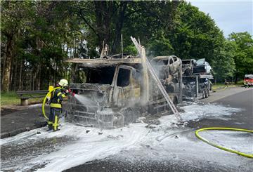 Einsatzkräfte der Feuerwehr bei Löscharbeiten an einem in Brand geratenen Autotransporters in Bayern. So ähnlich wie auf diesem Symbolbild sah wohl auch der in Brand geratene Transporter auf der A7 bei Neumünster aus.