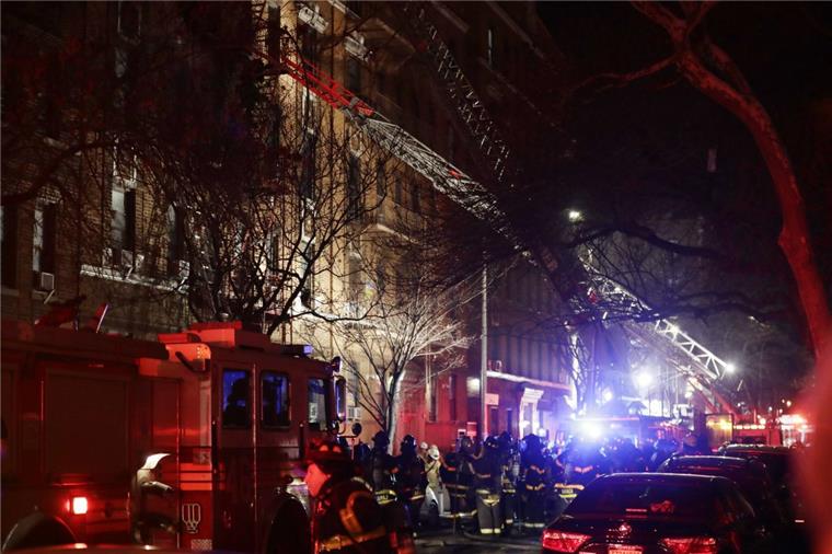 Einsatzkräfte der Feuerwehr bekämpfen in New York einen Brand in einem Wohnhaus, bei dem mehrere Menschen ums Leben kamen. 
