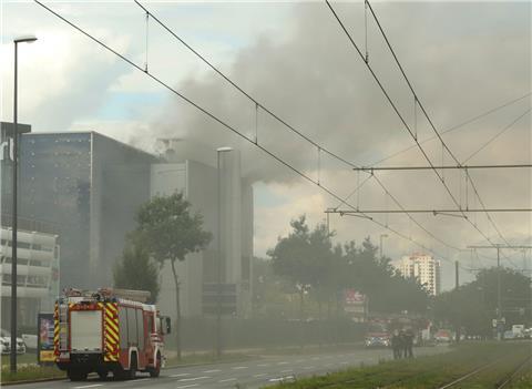 Einsatzkräfte der Feuerwehr löschen einen Brand in einem Kino am Bremer Weserpark.