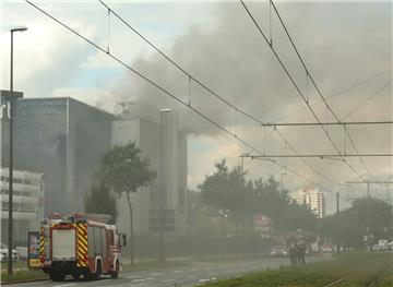 Einsatzkräfte der Feuerwehr löschen einen Brand in einem Kino am Bremer Weserpark.