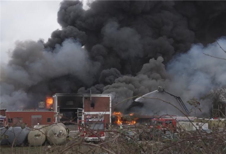 Einsatzkräfte der Feuerwehr löschen einen Großbrand in Syke.